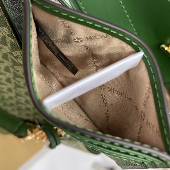 MICHAEL KORS
Large Pebbled Leather Card Holder Case
Fern Green 
NWT - Picture 4 of 16